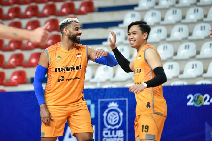 Dua pemain Jakarta Bhayangkara Presisi, Earvin Ngapeth (kiri) dan Fahreza Rakha Abhinaya (kanan) pada sesi latihan jelang AVC Club Championship 2024