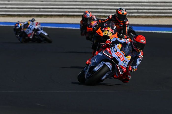 dari depan; Marc Marquez (Gresini Racing), Brad Binder-Jack Miller (Red Bull KTM), dan Alex Marquez (Gresini Racing) pada lomba Sprint MotoGP San Marino 2024