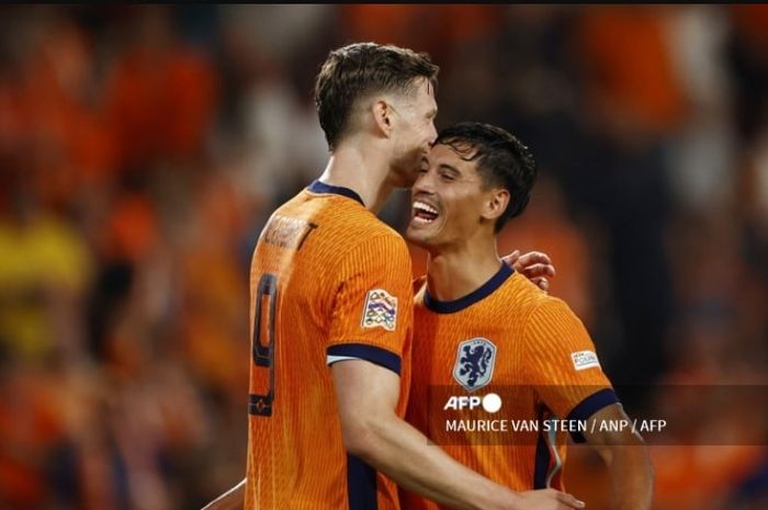 Pemain keturunan Indonesia, Tijjani Reijnders (kanan) tampil beringas saat timnas Belanda mencukur Bosnia-Herzegovina pada ajang UEFA Nations League di Eindhoven (7/9/2024).