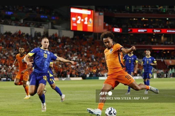 Joshua Zirkzee (kanan) mencetak gol dalam debutnya sebagai starter timnas Belanda saat melawan Bosnia Herzegovina pada ajang UEFA Nations League di Eindhoven (7/9/2024).