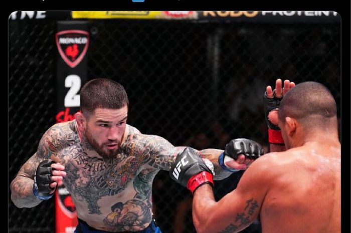 Sean Brady (kiri) saat mengalahkan korban Khamzat Chimaev, Gilbert Burns (kanan) pada UFC Vegas 97, Minggu (8/9/20204) WIB.
