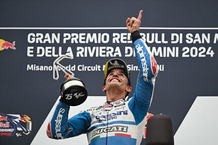 Pembalap Gresini, Marc Marquez, melakukan selebrasi setelah menjadi juara MotoGP San Marino 2024 di Sirkuit Misano, Minggu (8/9/2024).