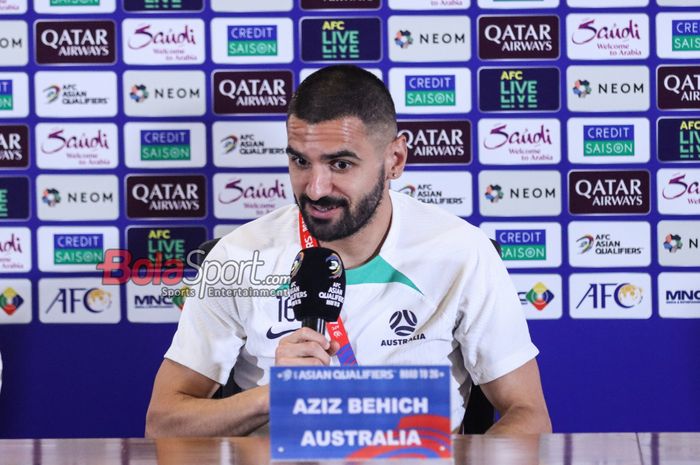 Pemain timnas Australia, Aziz Behich, saat menghadiri sesi jumpa pers di Media Center Stadion Utama Gelora Bung Karno, Senayan, Jakarta, Senin (9/9/2024).