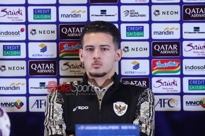 Pemain timnas Indonesia, Justin Hubner, saat menghadiri sesi jumpa pers di Media Center Stadion Utama Gelora Bung Karno, Senayan, Jakarta, Senin (9/9/2024).