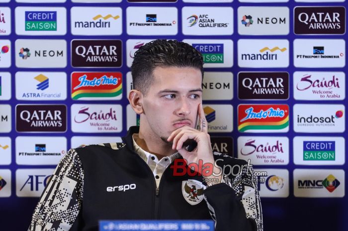 Pemain timnas Indonesia, Justin Hubner, saat menghadiri sesi jumpa pers di Media Center Stadion Utama Gelora Bung Karno, Senayan, Jakarta, Senin (9/9/2024).