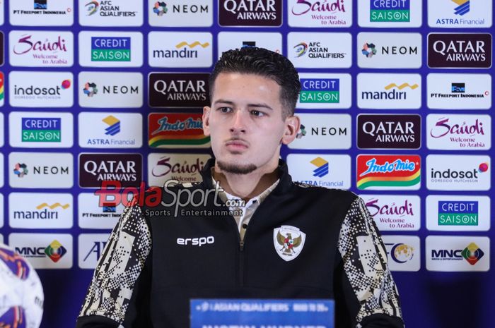 Pemain timnas Indonesia, Justin Hubner, saat menghadiri sesi jumpa pers di Media Center Stadion Utama Gelora Bung Karno, Senayan, Jakarta, Senin (9/9/2024).