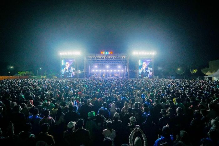 Penonton Antusias Nonton Projek-D Vol 3 di Tengah Guyuran Hujan Lebat Demi Tulus dan Bernadya