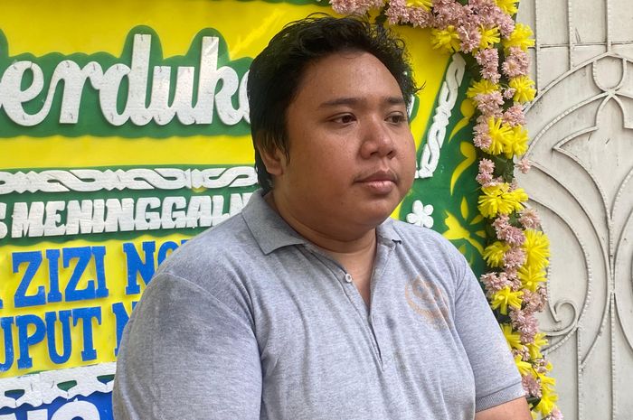 Adik Puput Novel, Baginda, saat Grid.ID temui di rumah duka di kawasan Kebayoran Baru, Jakarta Selatan, Senin (9/9/2024) pagi.