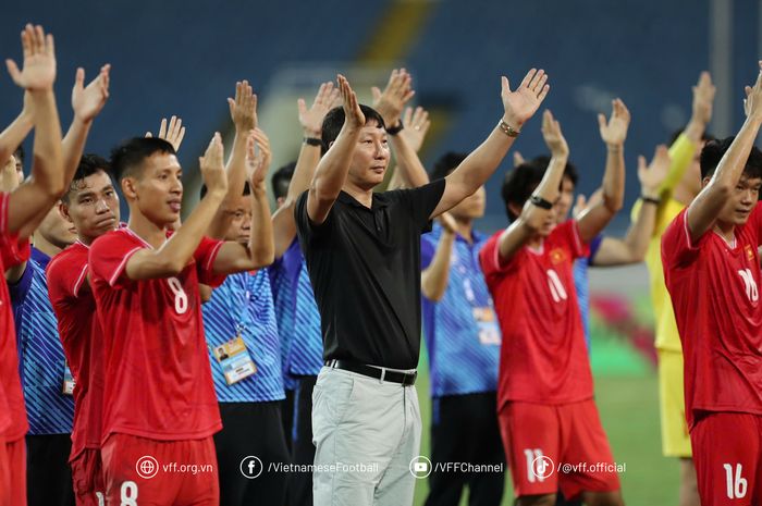 Sang pelatih Kim Sang-sik dan para pemain Timnas Vietnam menyapa penggemar usai pertandingan melawan Timnas Rusia, Kamis (5/9/2024).