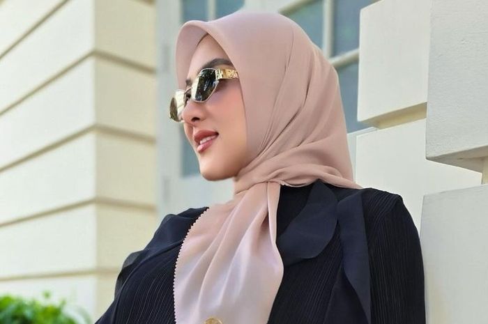 Syahrini pakai bros mungil seharga Rp 89 juta.