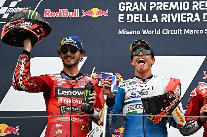 Pembalap Ducati, Francesco Bagnaia (kiri) dan Marc Marquez (Gresini) di podium MotoGP San Marino 2024 di Sirkuit Misano, Minggu (8/9/2024).