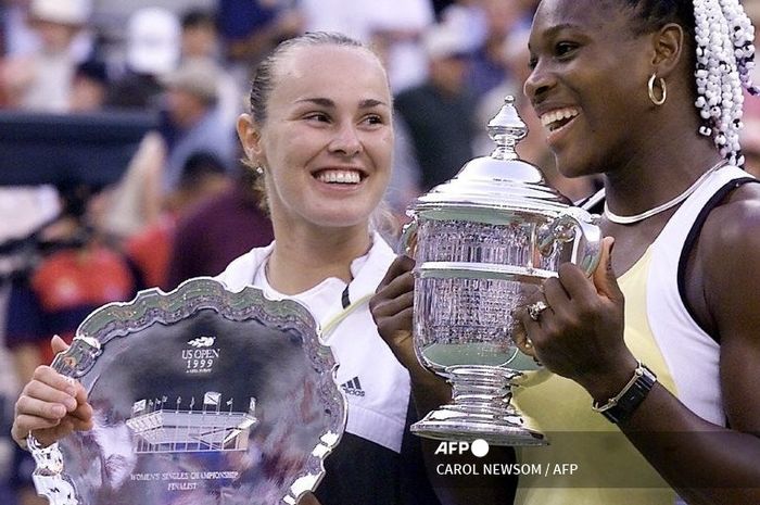 Serena Williams (kanan), memenangi Grand Slam pertamanya setelah mengalahkan Martina Hingis di final US Open 1999, 11 September 1999 di New York.