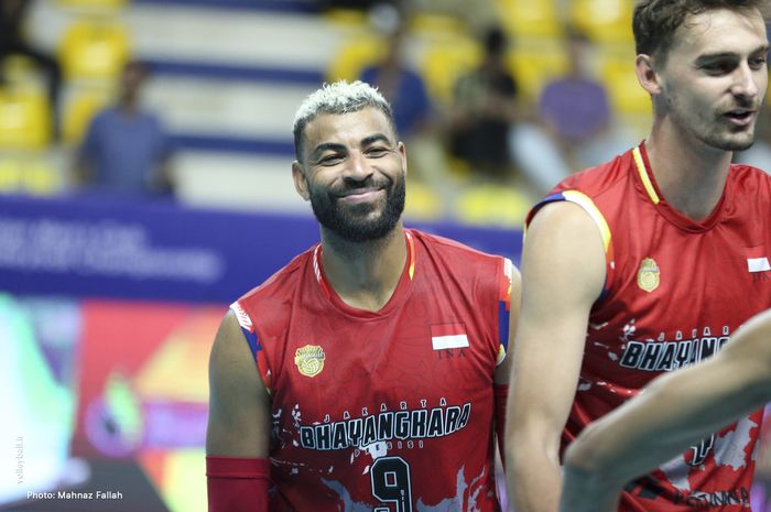 Dua pemain asing Jakarta Bhayangkara Presisi dari Prancis, Earvin Ngapeth (kiri) dan Jean Patry, pada AVC Club Championship 2024 lawan Kuwait Sporting Club (Kuwait), Senin (9/9/2024).