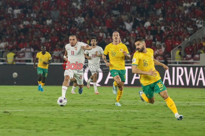 Ragnar Oratmangoen (kiri) sedang menguasai bola dalam laga babak ketiga Kualifikasi Piala Dunia 2026 antara timnas Indonesia versus timnas Australia di Stadion Utama Gelora Bung Karno, Senayan, Jakarta, Selasa (10/9/2024) malam.