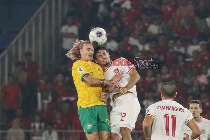 Nathan Tjoe-A-On (kanan) sedang berduel udara merebut bola dengah Jackson Irvine (kiri) Ragnar Oratmangoen (tengah) sedang menguasai bola dalam laga babak ketiga Kualifikasi Piala Dunia 2026 antara timnas Indonesia versus timnas Australia di Stadion Utama Gelora Bung Karno, Senayan, Jakarta, Selasa 