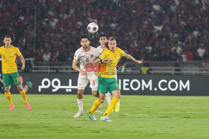 Sandy Walsh (kiri) sedang berduel merebut bola dengan Jackshon Irvine Ragnar Oratmangoen (tengah) sedang menguasai bola dalam laga babak ketiga Kualifikasi Piala Dunia 2026 antara timnas Indonesia versus timnas Australia di Stadion Utama Gelora Bung Karno, Senayan, Jakarta, Selasa (10/9/2024) malam.