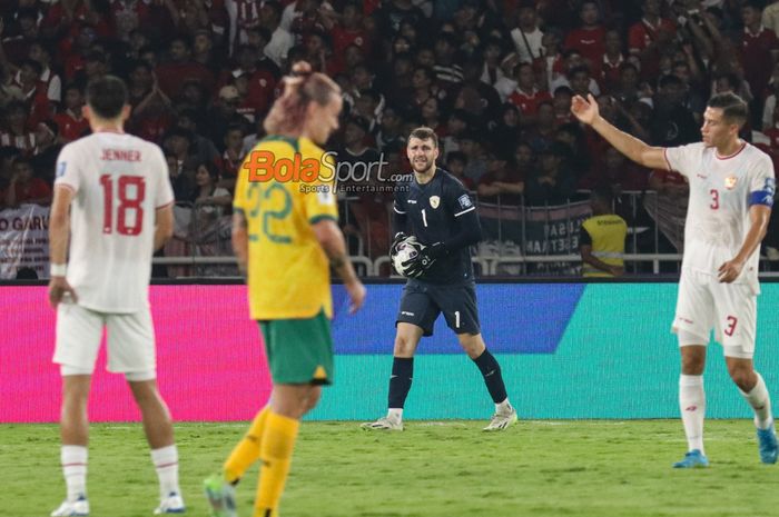 Maarten Paes (tengah) sedang menguasai bola dalam laga babak ketiga Kualifikasi Piala Dunia 2026 antara timnas Indonesia versus timnas Australia di Stadion Utama Gelora Bung Karno, Senayan, Jakarta, Selasa (10/9/2024) malam.