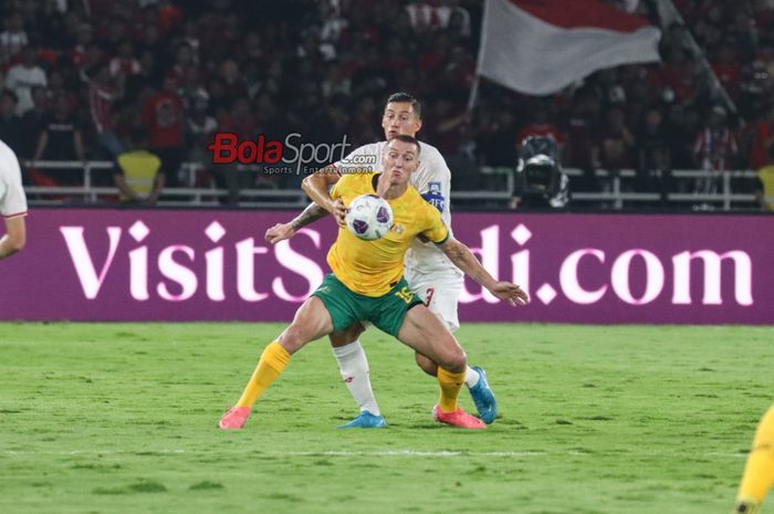 Jay Idzes (belakang) sedang mengawal ketat Mitchell Duke (depan) dalam laga babak ketiga Kualifikasi Piala Dunia 2026 antara timnas Indonesia versus timnas Australia di Stadion Utama Gelora Bung Karno, Senayan, Jakarta, Selasa (10/9/2024) malam.