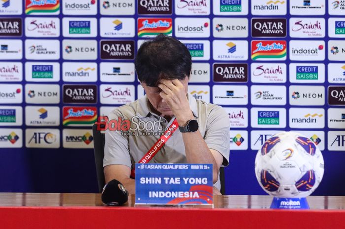 Pelatih timnas Indonesia, Shin Tae-yong, saat menghadiri sesi jumpa pers di Media Center Stadion Utama Gelora Bung Karno, Senayan, Jakarta, Selasa (10/9/2024).