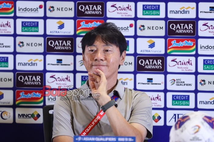 Pelatih timnas Indonesia, Shin Tae-yong, saat menghadiri sesi jumpa pers di Media Center Stadion Utama Gelora Bung Karno, Senayan, Jakarta, Selasa (10/9/2024).