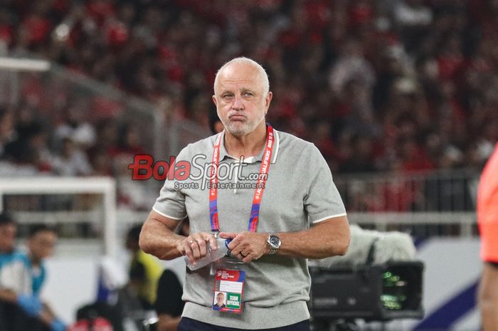 Pelatih timnas Australia, Graham Arnold, saat memantau para pemainnya bertanding di Stadion Utama Gelora Bung Karno, Senayan, Jakarta, Selasa (10/9/2024).