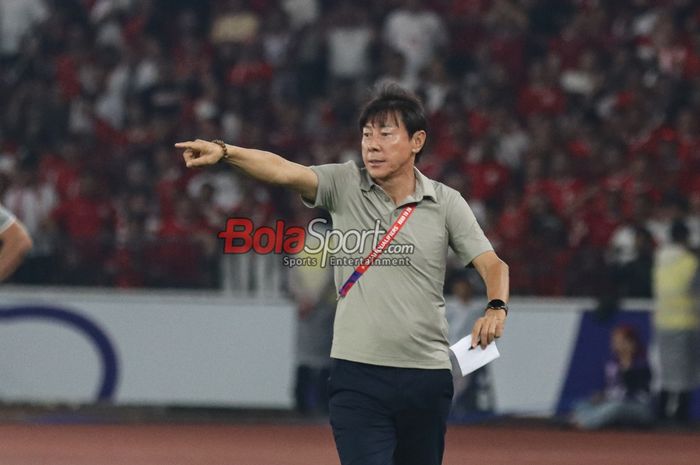 Pelatih timnas Indonesia, Shin Tae-yong, sedang memberikan intruksi kepada para pemainnya saat bertanding di Stadion Utama Gelora Bung Karno, Senayan, Jakarta, Selasa (10/9/2024).