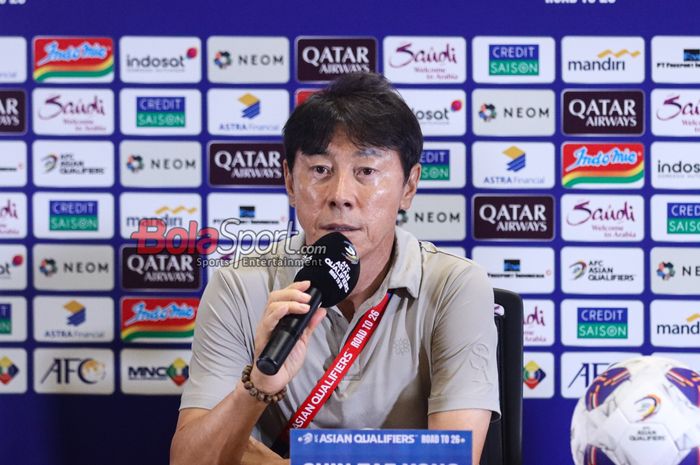 Pelatih timnas Indonesia, Shin Tae-yong, saat menghadiri sesi jumpa pers di Media Center Stadion Utama Gelora Bung Karno, Senayan, Jakarta, Selasa (10/9/2024).