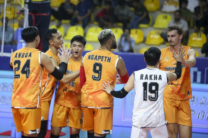 Para pemain Jakarta Bhayangkara Presisi merayakan poin saat menghadapi Pavlodar Volleyball Club dalam babak penyisihan grup AVC Club Championship 2024 di Yazd, Iran, 10 September 2024.