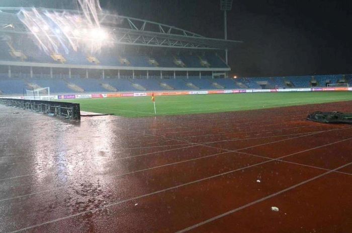 Hujan lebat mengguyur Stadion My Dinh, Hanoi, Vietnam.