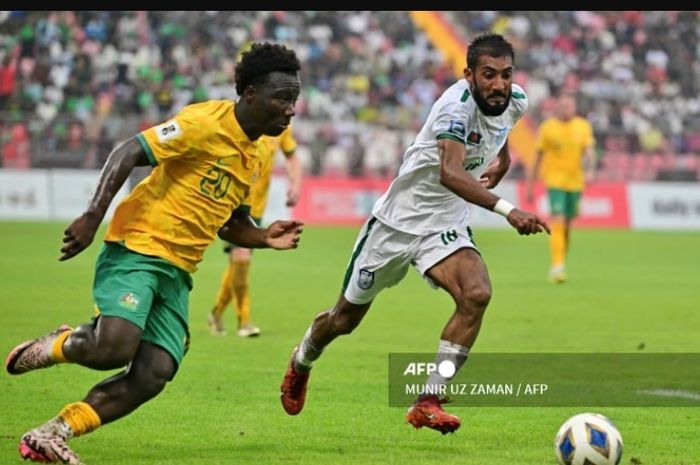 Timnas Indonesia harus mewaspadai ancaman Nestory Irankunda (kiri), pemain beralias Messi Kecil dari Australia yang disiapkan sebagai starter pada duel Kualifikasi Piala Dunia 2026 di Jakarta (10/9/2024).