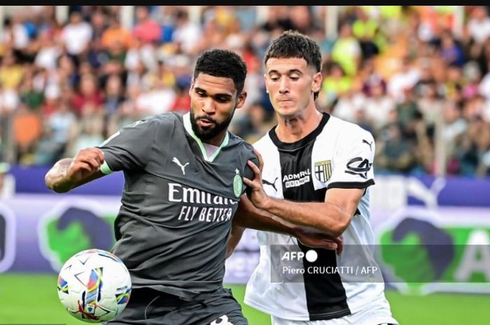 Bek Parma dan timnas Australia, Alessandro Circati (kanan), saat mengawal ketat Ruben Loftus-Cheek dalam laga Liga Italia 2024-2025. Circati akan adu kuat dengan Jay Idzes ketika bertemu timnas Indonesia di Kualifikasi Piala Dunia 2026, Selasa (10/9/2024).