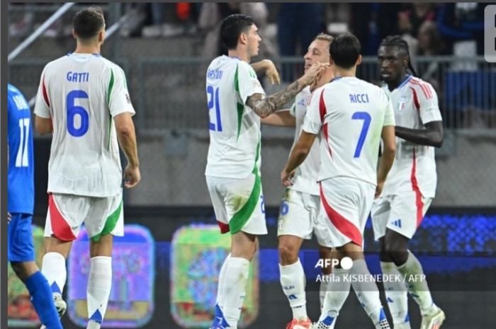 Para pemain Timnas Italia merayakan gol Davide Frattesi (kedua dari kanan) dalam laga melawan Israel pada lanjutan UEFA Nations League 2024-2025, Senin (9/9/2024) di Budapest.