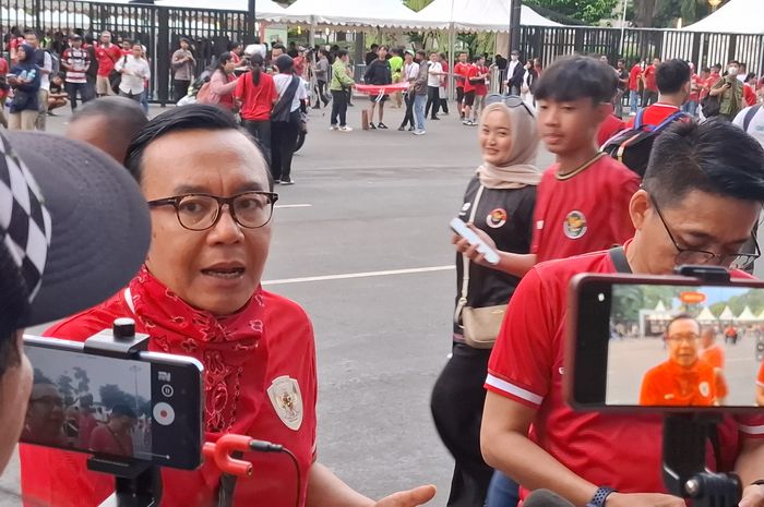 Penyanyi asal Indonesia, Ari Lasso, datang langsung ke SUGBK untuk mendukung timnas Indonesia Vs Australia