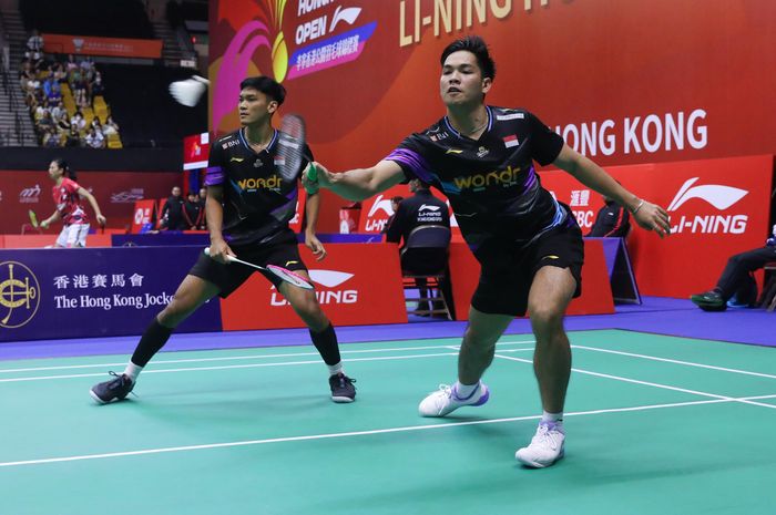 Aksi ganda putra Indonesia, Muhammad Shohibul Fikri/Daniel Marthin pada babak pertama Hong Kong Open 2024