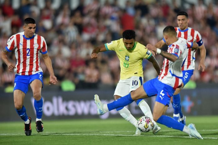 Aksi penyerang Tim nasional Brasil, Rodrygo Goes, pada laga Kualifikasi Piala Dunia 2026 di Stadion Chaco Defenders, Rabu (11/9/2029).