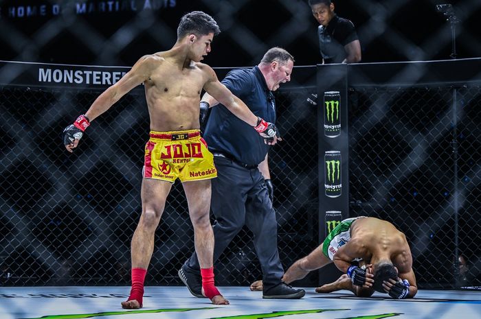 Jagoan kelas terbang Muay Thai ONE Championship, Johan Ghazali, saat meng-KO Josue Cruz di ONE 168: Denver, Sabtu (7/9/2024).