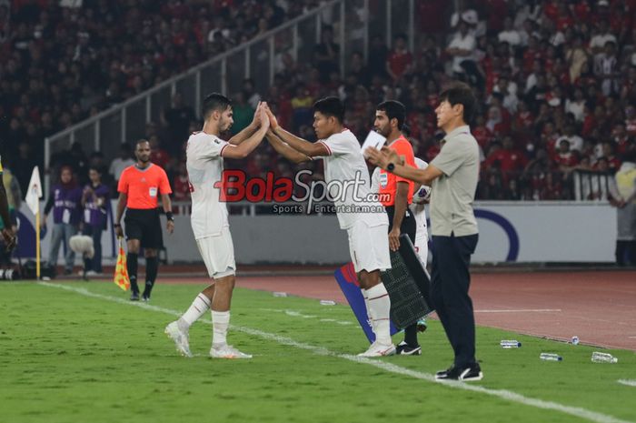 Pemain timnas Indonesia, Wahyu Prasetyo (tengah), sedang mengganti rekannya Sandy Walsh (kiri) yang ditarik keluar dalam laga babak ketiga Kualifikasi Piala Dunia 2026 melawan timnas Australia di Stadion Utama Gelora Bung Karno, Senayan, Jakarta, Selasa (10/9/2024) malam.