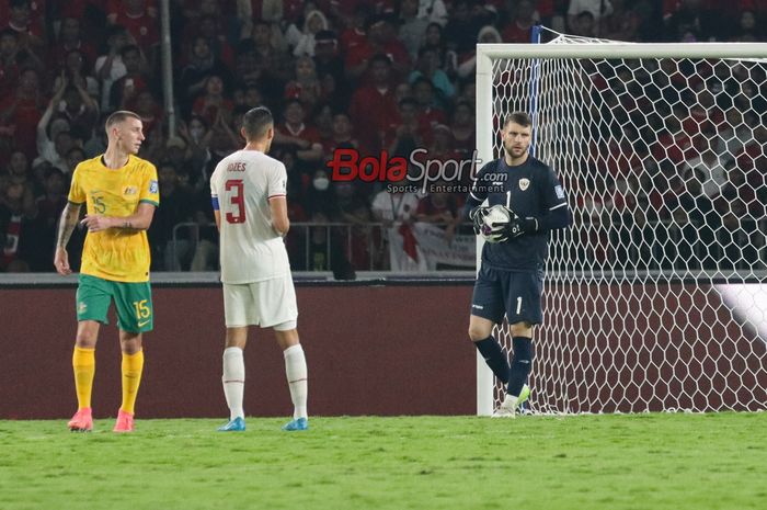 Kiper timnas Indonesia, Maarten Paes, mengaku tak gugup sama sekali menghadapi striker Jepang karena ia sudah pernah melawan megabintang Lionel Messi. 