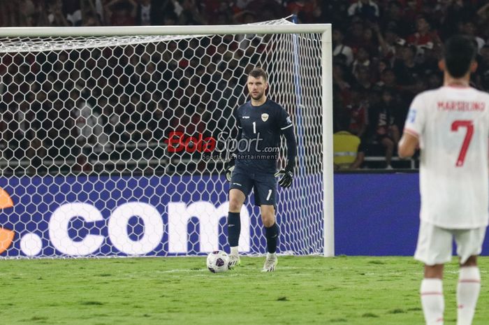 Kiper timnas Indonesia, Maarten Paes, sedang menguasai bola saat bertanding di Stadion Utama Gelora Bung Karno, Senayan, Jakarta, Selasa (10/9/2024).