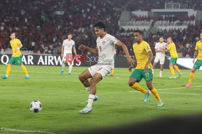 Rafael Struick (kiri) sedang menguasai bola dalam laga babak ketiga Kualifikasi Piala Dunia 2026 antara timnas Indonesia versus timnas Australia di Stadion Utama Gelora Bung Karno, Senayan, Jakarta, Selasa (10/9/2024) malam.