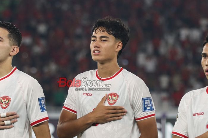 Striker timnas Indonesia, Rafael Struick, saat sedang menyanyikan lagu Indonesia Raya jelang bertanding di Stadion Utama Gelora Bung Karno, Senayan, Jakarta, Selasa (10/9/2024).