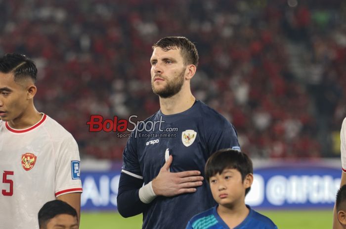 Kiper timnas Indonesia, Maarten Paes, saat sedang menyanyikan lagu Indonesia Raya jelang bertanding di Stadion Utama Gelora Bung Karno, Senayan, Jakarta, Selasa (10/9/2024).