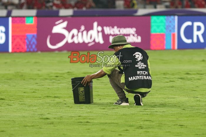 Salah satu petugas sedang memperbaiki rumput saat jelang laga babak ketiga Kualifikasi Piala Dunia 2026 antara timnas Indonesia versus timnas Australia di Stadion Utama Gelora Bung Karno, Senayan, Jakarta, Selasa (10/9/2024).