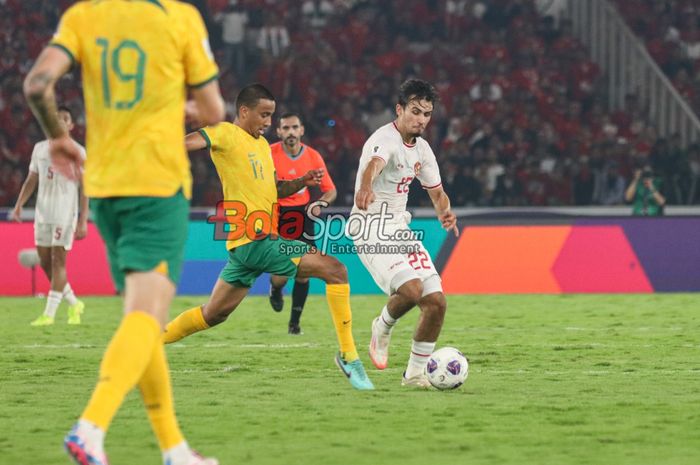 Nathan Tjoe-A-On (kanan) sedang menguasai bola dan dibayangi Keanu Baccus (kiri) dalam laga babak ketiga Kualifikasi Piala Dunia 2026 antara Timnas Indonesia versus Australia di Stadion Utama Gelora Bung Karno, Senayan, Jakarta, Selasa (10/9/2024).