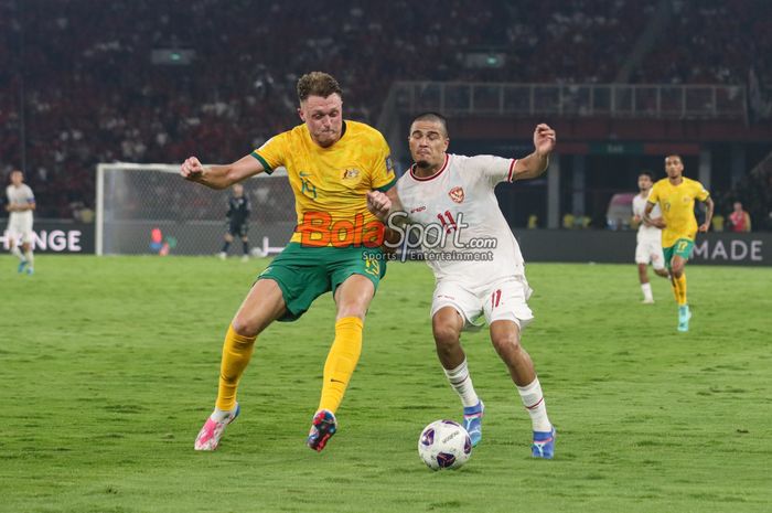 Harry Souttar (kiri) sedang berduel dengan Ragnar Oratmangoen (kanan) dalam laga babak ketiga Kualifikasi Piala Dunia 2026 antara timnas Indonesia versus timnas Australia di Stadion Utama Gelora Bung Karno, Senayan, Jakarta, Selasa (10/9/2024) malam.