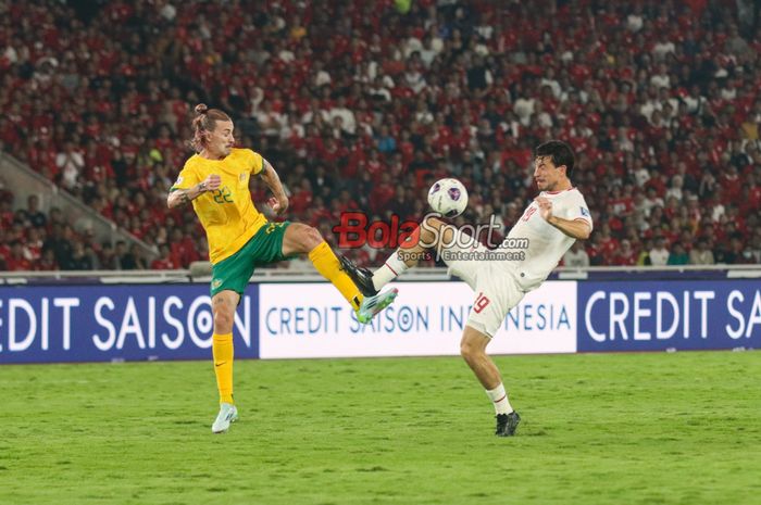 Thom Haye (kanan) sedang berebut bola dengan Jackson Irvine (kiri) dalam laga babak ketiga Kualifikasi Piala Dunia 2026 antara timnas Indonesia versus timnas Australia di Stadion Utama Gelora Bung Karno, Senayan, Jakarta, Selasa (10/9/2024).