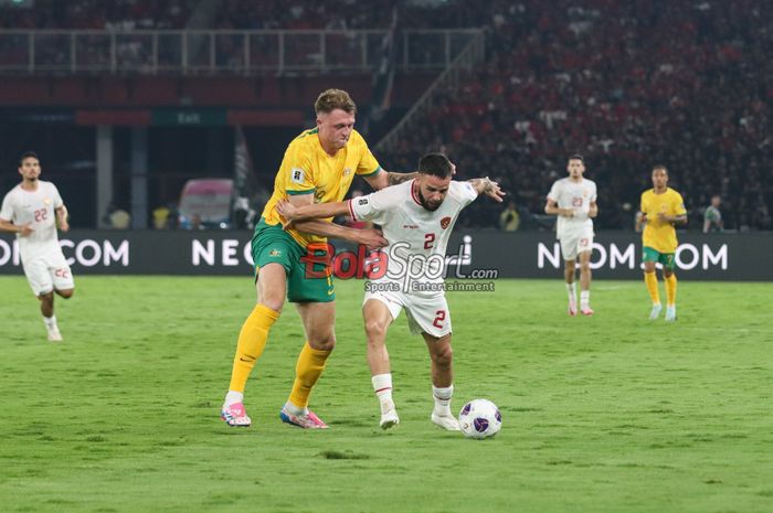 Calvin Verdonk (kanan) sedang menguasai bola dan dibayangi Harry Souttar (kiri) dalam laga babak ketiga Kualifikasi Piala Dunia 2026 antara timnas Indonesia versus timnas Australia di Stadion Utama Gelora Bung Karno, Senayan, Jakarta, Selasa (10/9/2024).