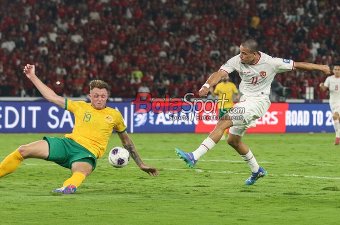 Harry Souttar (kiri) sedang berusaha menghalau tendangan Ragnar Oratmangoen (kanan) dalam laga babak ketiga Kualifikasi Piala Dunia 2026 antara timnas Indonesia versus timnas Australia di Stadion Utama Gelora Bung Karno, Senayan, Jakarta, Selasa (10/9/2024).