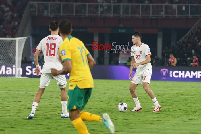 Bek timnas Indonesia, Justin Hubner (kanan), sedang menguasai bola saat bertanding di Stadion Utama Gelora Bung Karno, Senayan, Jakarta, Selasa (10/9/2024).