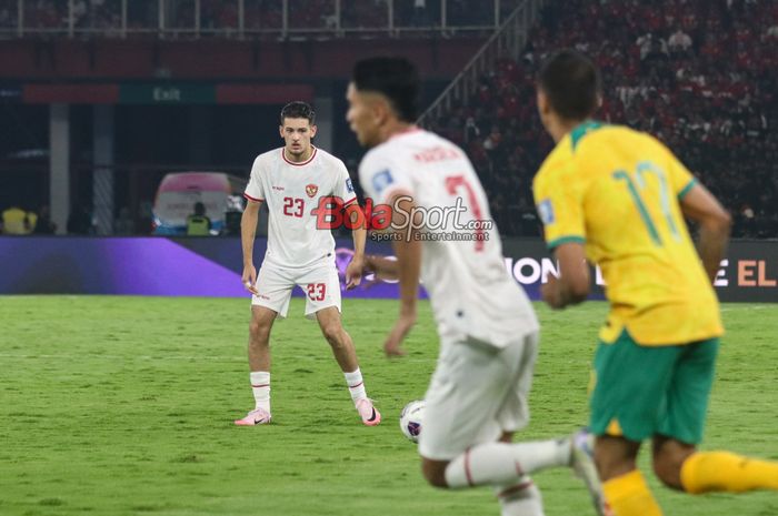 Bek timnas Indonesia, Justin Hubner (kiri), sedang menguasai bola saat bertanding di Stadion Utama Gelora Bung Karno, Senayan, Jakarta, Selasa (10/9/2024).